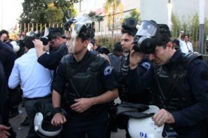 Akil Adamlar toplantısında yumurta yağmuru