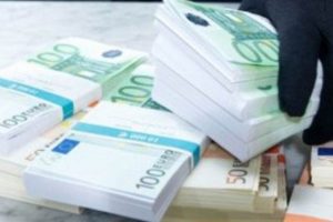G&ouml;ky&uuml;z&uuml;nden para yağdı