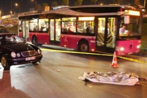 Yolun karşısına ge&ccedil;mek isterken canından oldu