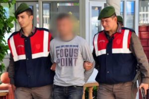 Okul &ouml;n&uuml;nde esrar satarken yakalandı