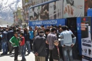İş-Kur otob&uuml;s&uuml;n&uuml;n &ouml;n&uuml;nde uzun kuyruk