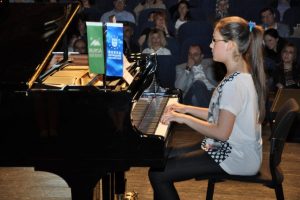 K&uuml;&ccedil;&uuml;k piyanistlerden b&uuml;y&uuml;k konser