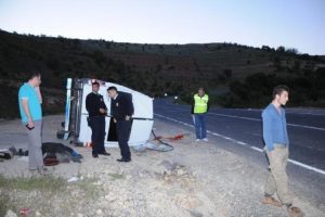 &Ouml;ğretmenleri taşıyan minib&uuml;s devrildi