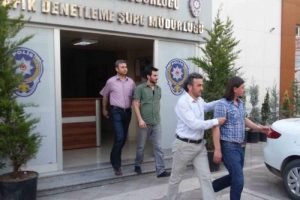 K&uuml;&ccedil;&uuml;k &ouml;ğrencilerin bar partisine polis baskını