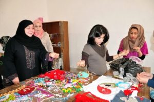 Yetimler i&ccedil;in el işi yapıyorlar