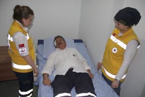 Hasta yakını ambulans şof&ouml;r&uuml;n&uuml; hastanelik etti