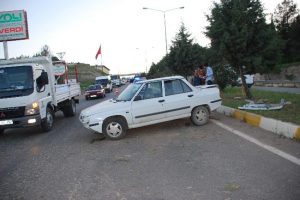 Otomobil takla attı