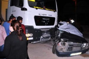 Ani d&ouml;n&uuml;ş yapan otomobile kamyon &ccedil;arptı
