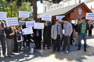 A&Ouml;F &ouml;ğrencileri haklarını arıyor
