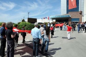 Akil İnsanlar heyetine protesto ve davullu karşılama