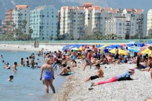 Antalya 32 dereceyi g&ouml;rd&uuml;, sahiller doldu