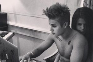 Justin Bieber'dan &ccedil;ıplak barıştık pozu