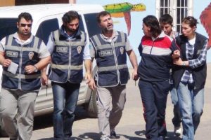 Cinayet ş&uuml;phelisi kadın uyuşturucu ile yakalandı