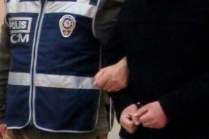 Van'da polisler tutuklandı