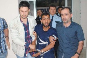 Polise bira şişeşi atıp, bı&ccedil;akladı