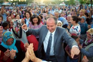 İnce kadınlarla g&ouml;bek attı