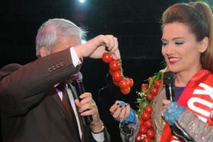 Demet Akalın domates g&uuml;zeli