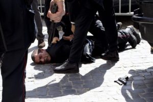 Hedefinde politikacılar vardı