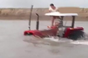 Y&uuml;zen trakt&ouml;r nehrin i&ccedil;inden b&ouml;yle ge&ccedil;ti