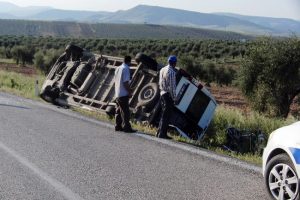 Minib&uuml;s şarampole devrildi