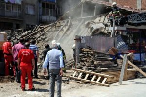 İnşaat kazısı d&uuml;kkanın &ccedil;atısını &ccedil;&ouml;kertti