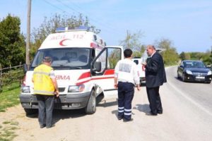 Ambulans yolda kaldı