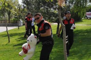 Unutulan oyuncak ayı polisi alarma ge&ccedil;irdi