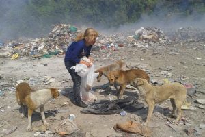 &Ccedil;&ouml;pl&uuml;ğe terk edilen k&ouml;peklere hayvanseverler sahip &ccedil;ıktı