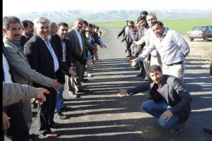K&ouml;yl&uuml;lerden yol kapatma eylemi