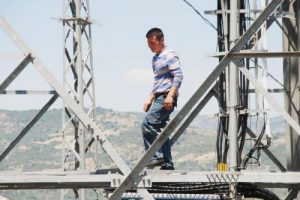 Eşinin cenazesi i&ccedil;in baz istasyonuna &ccedil;ıktı