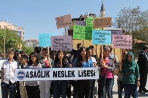 &Ouml;ğrencilerden geri d&ouml;n&uuml;ş&uuml;m defilesi