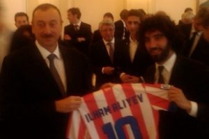 Arda Turan'dan İlham Aliyev'e forma!