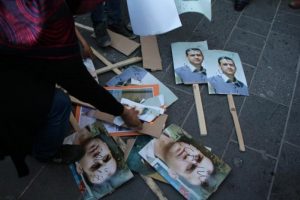 Kadınlardan tacizle su&ccedil;lanan &ouml;ğretmene protesto