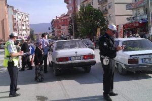 Ehliyetsiz s&uuml;r&uuml;c&uuml; kaza yaptı
