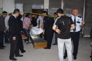 Tahliye oldu, arkadaşını bı&ccedil;akladı
