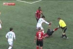 Bu kez hakem futbolcuya saldırdı!