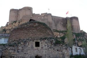 Tarihi eserler ilgi bekliyor