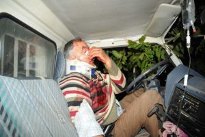 Ağaca &ccedil;arpan kamyonette can pazarı