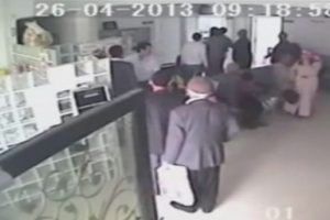 Hastanede doktora saldırı anı kamerada!