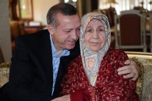 Annesinin fotoğrafı başucunda