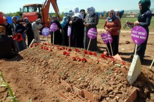 Kadınlardan, eş kurbanı G&uuml;lşen'in mezarına ziyaret