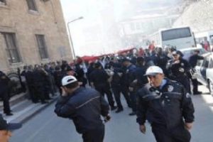 Polis bu kez şehit yakınlarına biber gazı sıktı