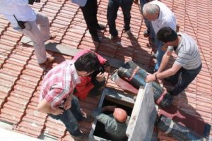 &Uuml;cretlerini alamayan iş&ccedil;iler &ccedil;atıya &ccedil;ıktı