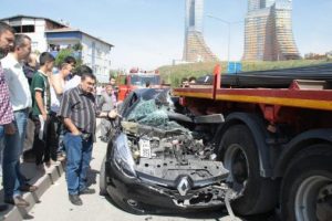 TIR'ın yanından ge&ccedil;mek isterken...