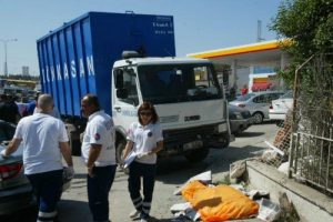 Kamyon kaldırımda y&uuml;r&uuml;yen kadına &ccedil;arptı