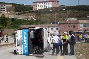 Yolcu minib&uuml;s&uuml; devrildi