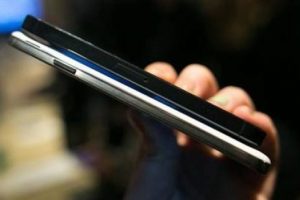 Samsung, aldı başını gidiyor