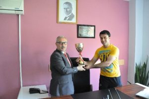 Atletizmde kupa sevinci