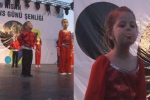 Annesine k&uuml;s&uuml;p dansı bıraktı