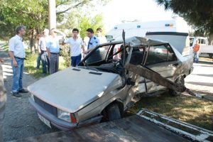 Kamyon otomobili metrelerce s&uuml;r&uuml;kledi
